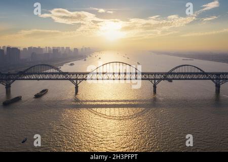 Jiujiang yangtze ponte sul fiume al tramonto Foto Stock