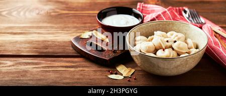 Gnocchi con carne e panna acida, piatto nazionale russo Pelmeni Foto Stock