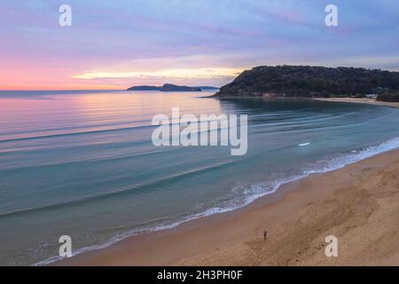 Colorata alba coperta da nuvole a Umina Beach sulla costa centrale, NSW, Australia. Foto Stock