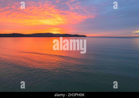 Colorata alba coperta da nuvole a Umina Beach sulla costa centrale, NSW, Australia. Foto Stock