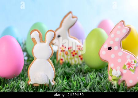 Pani di Pasqua e uova in erba verde. Foto Stock
