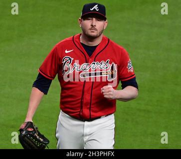 Atlanta, Stati Uniti. 29 ottobre 2021. Il lanciatore di rilievo di Atlanta Braves Tyler Matzek lascia il campo nell'ottava inning della partita tre contro gli Houston Astros nella MLB World Series al Truist Park di Atlanta, Georgia venerdì 29 ottobre 2021. Foto di David Tulis/UPI Credit: UPI/Alamy Live News Foto Stock