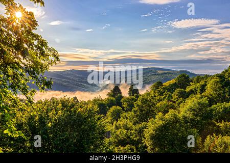 Incredibile vista mattutina delle Mugne centrali di Stara Planina, vicino a Tryavna, Bulgaria Foto Stock