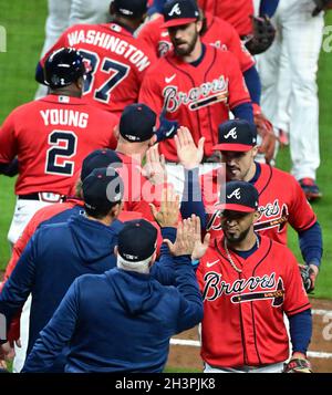 Atlanta, Stati Uniti. 29 ottobre 2021. I giocatori di Atlanta Braves festeggiano dopo aver sconfitto gli Houston Astros 2-0 nella terza partita della MLB World Series al Truist Park di Atlanta, Georgia, venerdì 29 ottobre 2021. Gli Astros hanno un vantaggio di 2-1 nella serie Best-of-Seven. Foto di David Tulis/UPI Credit: UPI/Alamy Live News Foto Stock