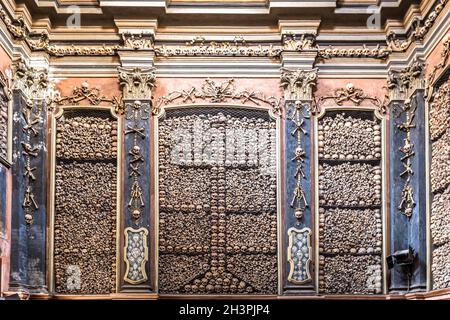 Milano, Italia. Cappella ossario nella Chiesa di San Bernardino alle ossa. Foto Stock