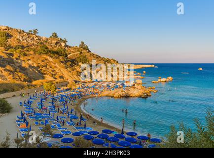 Protaras, Cipro - 04 ottobre 2019: Spiaggia di Konnos al tramonto a Protaras Foto Stock