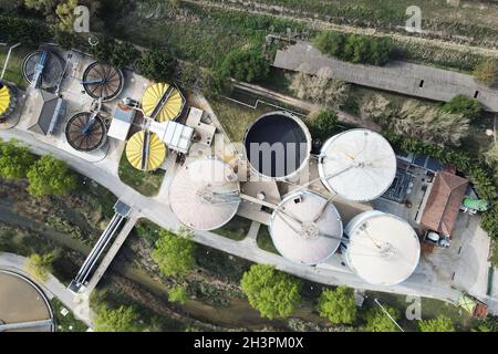 Vista aerea di tubazioni e serbatoi di fabbrica industriale Foto Stock