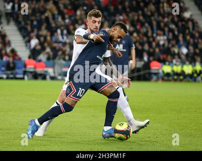 Parigi, Francia. 29 ottobre 2021. Neymar Jr del PSG, Xeka di Lille durante il campionato francese Ligue 1 partita di calcio tra Paris Saint-Germain e LOSC Lille il 29 ottobre 2021 allo stadio Parc des Princes di Parigi, Francia - Foto Jean Catuffe / DPPI Credit: DPPI Media/Alamy Live News Foto Stock