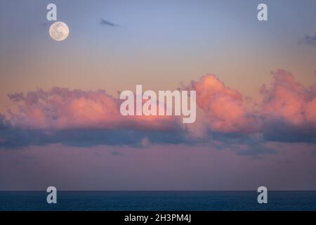 Una splendida luna sull'Oceano Atlantico. Florida, Stati Uniti. Foto Stock