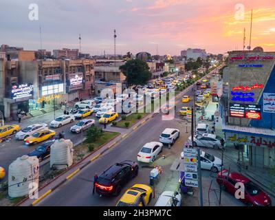 Baghdad, Iraq - 17 ottobre 2021: Vista ampia Arial di al Magreb Street (Marocco Street) che è noto per avere molte cliniche mediche private. Foto Stock