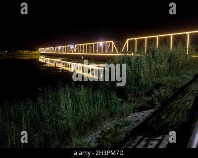 Vista notturna del fiume Eufrate e del Ponte Vecchio Verde a Falluja, Iraq, considerato una Corniche della Città. Foto Stock