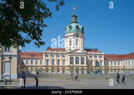 Turisti di fronte all'ingresso del Palazzo Charlottenburg in Berlino in Germania Foto Stock