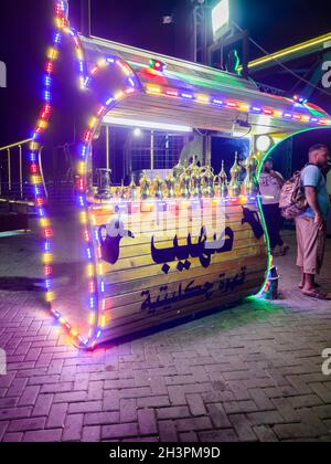 Falluja, Iraq - 22 ottobre 2021: Primo piano Vista di Kiosk Arabian Coffee Vender. Foto Stock