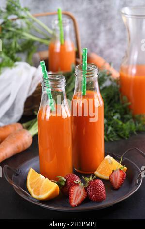 Succo d'arancia alla carota e fragola Foto Stock