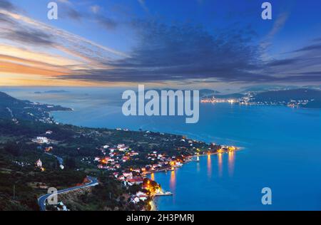 Night Summer costa e villaggio sul mare (penisola di Peljesac, Croazia). Foto Stock