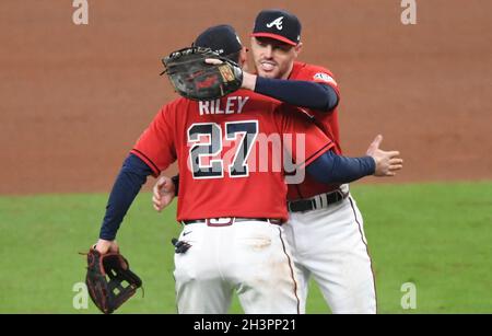 Atlanta, Stati Uniti. 30 Ott 2021. Atlanta Braves Freddie Freeman (R) e Austin Riley (27) festeggiano dopo aver sconfitto gli Houston Astros 2-1 nel gioco tre della MLB World Series al Truist Park il 29 ottobre 2021, ad Atlanta, Georgia. Atlanta guida i giochi della serie 2 a 1. Foto di Kate Awtrey-King/UPI Credit: UPI/Alamy Live News Foto Stock