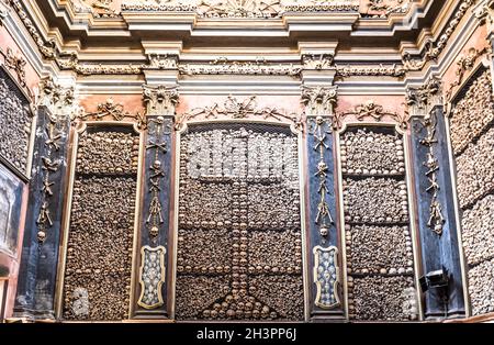 Milano, Italia. Cappella ossario nella Chiesa di San Bernardino alle ossa. Foto Stock