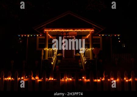 Halloween notte luci decorazione casa in California Foto Stock