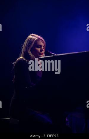 Ottobre 29, 2021. Toronto, CANADA. Il cantante francese-canadese Cœur de pirate (Béatrice Martin) suona presso la Danforth Music Hall. Foto Stock