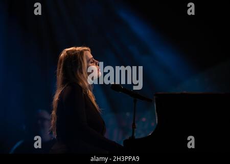 Ottobre 29, 2021. Toronto, CANADA. Il cantante francese-canadese Cœur de pirate (Béatrice Martin) suona presso la Danforth Music Hall. Foto Stock