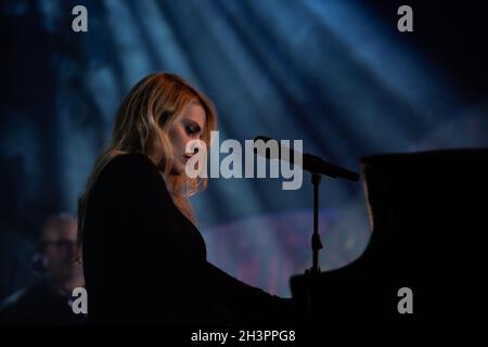 Ottobre 29, 2021. Toronto, CANADA. Il cantante francese-canadese Cœur de pirate (Béatrice Martin) suona presso la Danforth Music Hall. Foto Stock