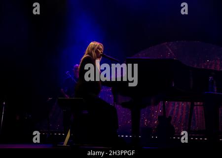 Ottobre 29, 2021. Toronto, CANADA. Il cantante francese-canadese Cœur de pirate (Béatrice Martin) suona presso la Danforth Music Hall. Foto Stock