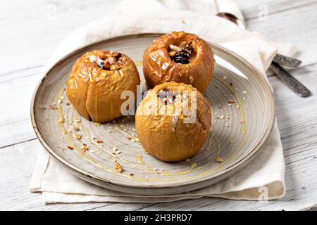 Mela al forno dolce con miele Foto Stock