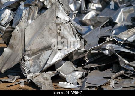 Rottami di metallo in un deposito di rottami nel porto in Magdeburgo in Germania Foto Stock