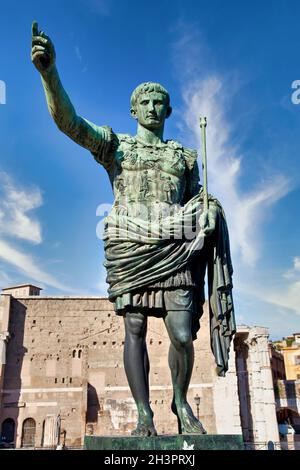L'imperatore romano Gaio Giulio Cesare statua a Roma, Italia. Concetto di autorità, dominio, leadership e guida. Foto Stock