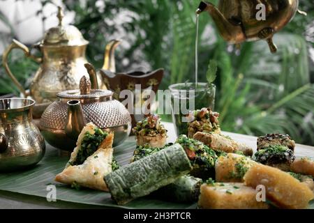 tradizionale baklava medio orientale dolce dolce dolci dolci dolci dolci dolci sul tavolo istanbul turkey cafe Foto Stock
