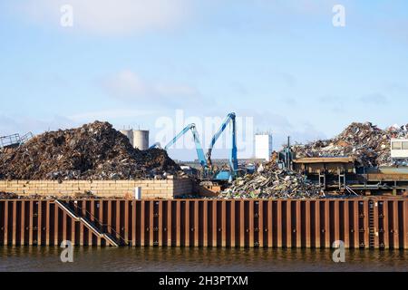 Deposito di rottami nel porto industriale sulle rive del L'Elba a Magdeburgo in Germania Foto Stock