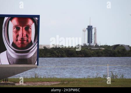 Capo Canaveral, Stati Uniti. 29 ottobre 2021. Uno schermo video mostra i volti dei quattro astronauti di Crew-3 con il tedesco Matthias Maurer di fronte al Launchpad 39A, dove il razzo Falcon 9 con la capsula Crew Dragon è già posizionato. (Per il lancio dell'astronauta tedesco Matthias Maurer alla Stazione spaziale Internazionale ISS prevista per il 31.10). Credit: dpa/dpa/Alamy Live News Foto Stock