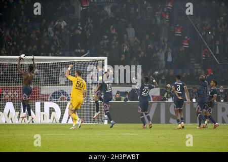 Parigi, Francia. 29 ottobre 2021. I giocatori di PSG festeggiano la vittoria seguente durante il campionato francese Ligue 1 partita di calcio tra Parigi Saint-Germain e LOSC Lille il 29 ottobre 2021 allo stadio Parc des Princes di Parigi, Francia - Foto: Jean Catuffe/DPPI/LiveMedia Credit: Independent Photo Agency/Alamy Live News Foto Stock