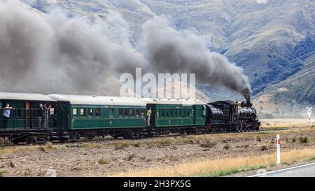 KINGSTON, VICINO AL LAGO WAKATIPU, NUOVA ZELANDA - FEBBRAIO 17 : Vista del treno a vapore Kingston Flyer a Kingston Nuova Zelanda il Febbraio Foto Stock