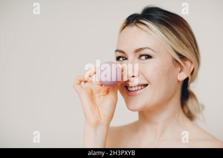 Terapia di imbutitura e procedura termale, donna con piccola tazza medica per il viso Foto Stock