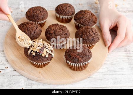 Muffin al cioccolato con fiocchi d'avena. Dessert party Foto Stock