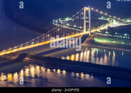 Ponte sul fiume Xiling yangtze di notte Foto Stock