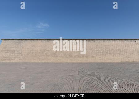 Muro di mattoni vuoto e sfondo del pavimento Foto Stock