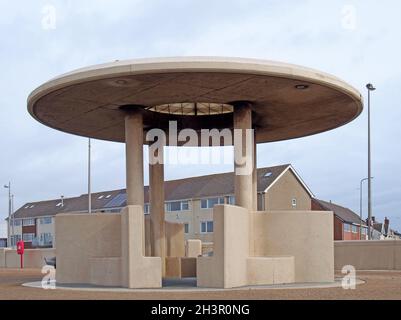 Moderno rifugio rotondo in cemento sul lungomare di cleveleys a blackpool Foto Stock