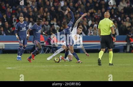 Parigi, Francia. 29 ottobre 2021. NEYMAR Jr di PSG e XEKA di LILLE in azione durante la partita tra Parigi Saint Germain e Lille, partita della lega 1 UBER MANGIA al Parc des Princes Tadium il 24 2021 ottobre a Marsiglia, Francia. Photo by Loic BARATOUX/ABACAPRESS.COM Credit: Abaca Press/Alamy Live News Foto Stock