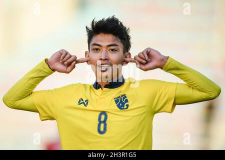 Ulaanbaatar, Mongolia. 28 ottobre 2021. Korawich Tasa of Thailand festeggia un gol durante la Coppa Asiatica AFC U23 Uzbekistan 2022 Group J che si qualifica tra Thailandia e Laos allo stadio MFF. (Punteggio finale; Thailandia 3:0 Laos) (Foto di Amphol Thongmueangluang/SOPA i/Sipa USA) credito: Sipa USA/Alamy Live News Foto Stock