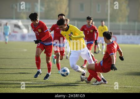 Ulaanbaatar, Mongolia. 28 ottobre 2021. Korawich Tasa (giallo) della Thailandia e Alounnay Loounlasi (L) del Laos sono visti in azione durante la AFC U23 Asian Cup Uzbekistan 2022 Gruppo J turno di qualificazione tra Thailandia e Laos allo stadio MFF.(Punteggio finale; Thailandia 3:0 Laos) (Foto di Amphol Thongmueangluang/SOPA i/Sipa USA) Credit Alamy USA/Live Alamy Foto Stock