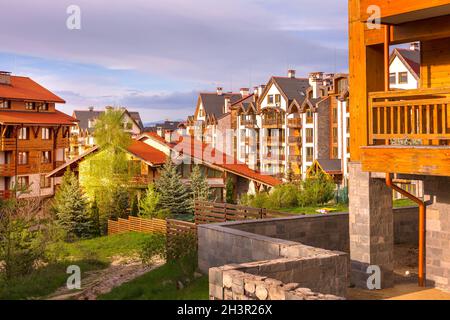 Panorama degli hotel estivi a Bansko, Bulgaria Foto Stock