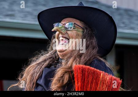 Garberville, Stati Uniti. 29 ottobre 2020. Una donna anziana vestita per Halloween è vista prendere parte ad una prestazione per un partito dei bambini. A Garberville, un piccolo villaggio nel nord della California, molte persone sono uscite per le strade vestite per celebrare Halloween con i loro figli, che sono andati porta a porta raccogliendo caramelle. (Foto di Antonio Cascio/SOPA Images/Sipa USA) Credit: Sipa USA/Alamy Live News Foto Stock