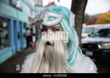 Garberville, Stati Uniti. 29 ottobre 2020. Una donna ha visto vestito per Halloween. A Garberville, un piccolo villaggio nel nord della California, molte persone sono uscite per le strade vestite per celebrare Halloween con i loro figli, che sono andati porta a porta raccogliendo caramelle. (Foto di Antonio Cascio/SOPA Images/Sipa USA) Credit: Sipa USA/Alamy Live News Foto Stock