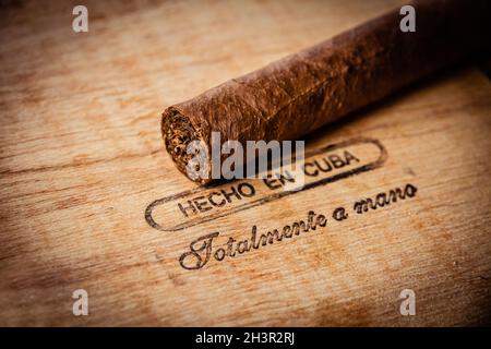 Sigaro cubano su scatola di legno d'epoca Foto stock - Alamy