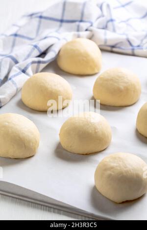 Ciambelle di grano che si elevano su una lastra da forno. Foto Stock