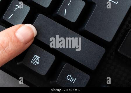 Business Lady Pointer premendo i tasti Keybord, toccando a mano i pulsanti della console, Gentle Man Finger mostrando fare clic qui, avviare Messegin Foto Stock