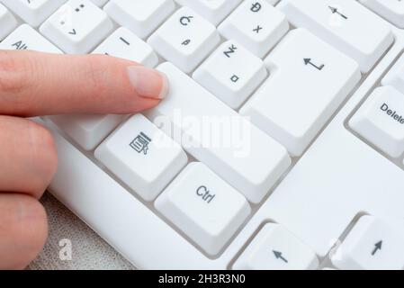 Business Lady Pointer premendo i tasti Keybord, toccando a mano i pulsanti della console, Gentle Man Finger mostrando fare clic qui, avviare Messegin Foto Stock