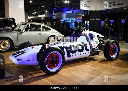 Parigi, Francia. 29 ottobre 2021. Il Caldwell D-13 Formula Vee durante il Midnight Garage Festival, torna per la sua quinta edizione, dove le prep motociclistiche e le auto d'epoca sono esposte nella Torre Montparnasse di Parigi, Francia, il 29 ottobre 2021. Foto di Victor Joly/ABACAPRESS.COM Credit: Abaca Press/Alamy Live News Foto Stock